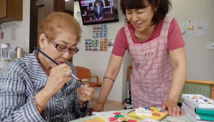 作品作り　楽しく手作業しています(^○^)