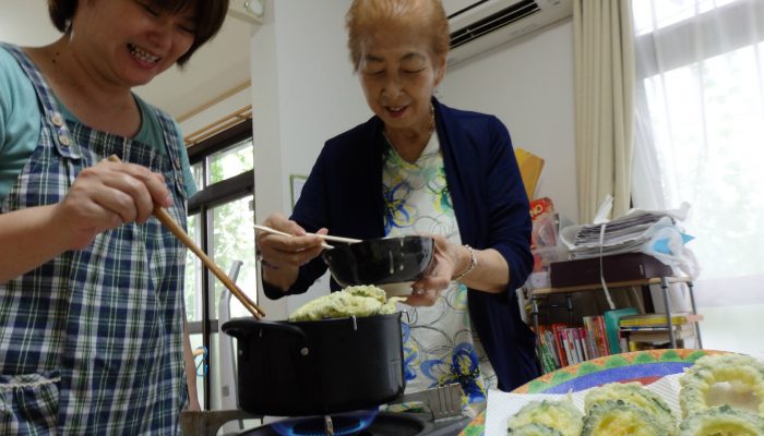 一緒に育てたゴーヤを料理します